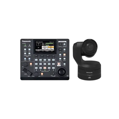 Panasonic Remote-Kamera-Controller mit Digitalanzeige und zahlreichen Tasten neben einer schwarzen Panasonic 4K PTZ Kamera für professionelle Videoproduktionen, beide Produkte nebeneinander aufgestellt und zum Kauf oder zur Miete verfügbar.