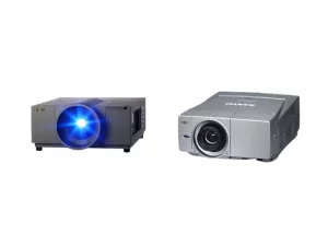 Zwei graue Projektoren (Eiki LC-HDT1000 & Sanyo PLC-XF60A) stehen nebeneinander; der linke leuchtet blau, der rechte ist ausgeschaltet.