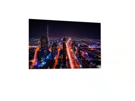 Produktbild des 5m² InFiLED Set - 5,9mm ER5pro 0,50x0,25m (Gebrauchtware), LED-Videowand mit leuchtender Stadtansicht bei Nacht; auf den Panels sind farbintensive Hochhäuser und ein urbaner Nachthimmel zu sehen - ideal für beeindruckende Immobilienpräsentationen.