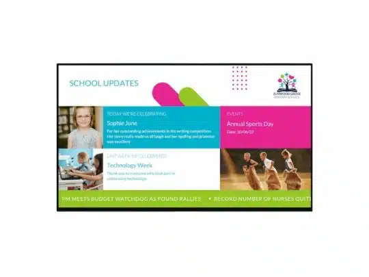 Digitales Schul-Infoboard von [Markenname]: Das Update-Display zeigt Ankündigungen zum Annual Sports Day, einen Schüler-Schreiberfolg und Rückblicke zur Technology Week. Auf dem Bildschirm sind Fotos laufender Kinder, bunte Grafiken und das Schullogo zu sehen. Das digitale Display ist mit Optionen zum Kaufen oder Mieten erhältlich.