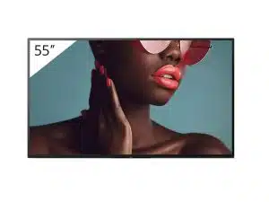 55 Zoll Flachbildfernseher - auf dem Bildschirm ist eine Nahaufnahme einer Frau mit dunkler Haut, rotem Lippenstift, pinker Sonnenbrille und roten Fingernägeln vor blauem Hintergrund zu sehen; ideal zum Kaufen oder Mieten.