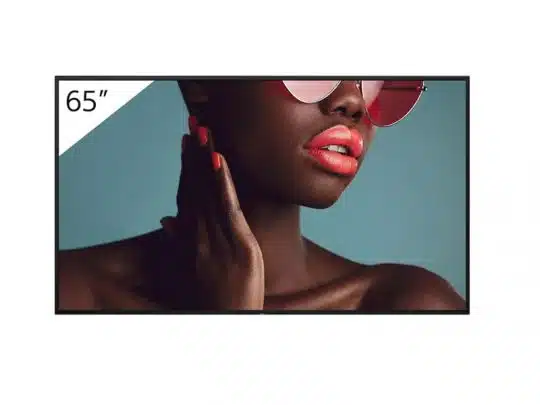 65-Zoll-Display zur Miete oder zum Kauf mit Nahaufnahme einer Frau mit dunkler Haut, pinker Sonnenbrille und korallenfarbigem Lippenstift vor türkisem Hintergrund - für Präsentationen, Events und Werbung.