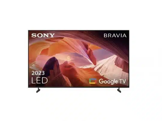 Sony Bravia LED TV 2023 auf zwei schlanken Standfüßen vor weißem Hintergrund, zeigt ein farbenfrohes Landschaftsbild mit Felsen; auf dem Bildschirm steht "Sony Bravia", "2023 LED" und "Google TV". Perfekt zum Kaufen oder Mieten - modernes Smart-TV-Design und brillante Bildqualität.
