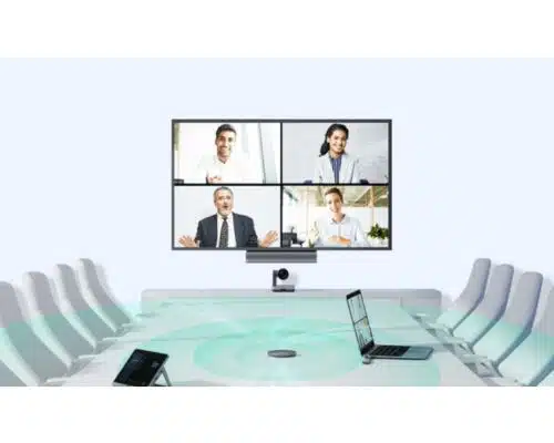Moderner Konferenzraum mit einem Laptop, einem Speakerphone und dem Yealink VCM36-W drahtlosen Mikrofon auf dem Tisch - ideale Ausstattung für professionelle Business-Meetings, Besprechungsräume oder Unternehmen, die Konferenztechnik mieten oder kaufen möchten.
