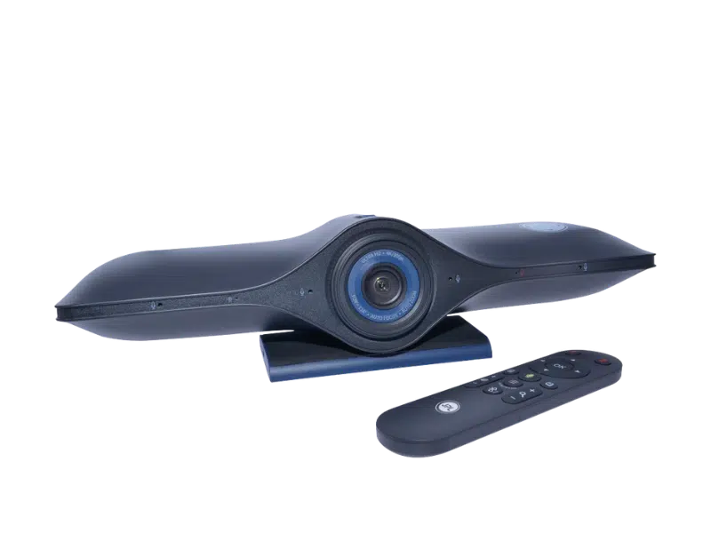 Logitech Rally Bar - elegante, schwarze Videokonferenzkamera mit breiter, flügelartiger Form auf einem Standfuß, dazu passende Fernbedienung vorne; ideale Lösung für professionelle Videokonferenzen im Büro, zum Mieten oder Kaufen.