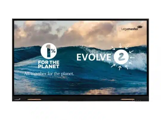 86 Zoll Touchdisplay Legamaster EVOLVE 2 ETX-8640 (Neuware) mit Darstellung einer Ozeanwelle und dem Text "1% for the planet. All together for the planet." auf dem Bildschirm; sichtbar sind zudem das EVOLVE 2 Logo und ein wolkiger Himmel im Hintergrund.