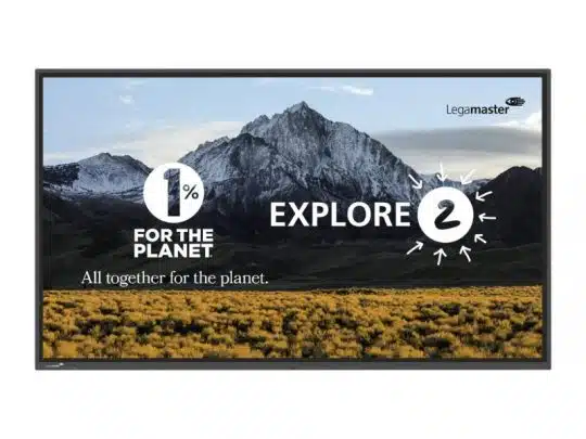 65 Zoll Touchdisplay Legamaster EXPLORE 2 EXP-6510 zeigt eine Berglandschaft mit den Schriftzügen "1% For the Planet", "Explore 2" und "All together for the planet." Das Legamaster Logo ist oben rechts sichtbar. Das interaktive Display kann flexibel gemietet oder gekauft werden.