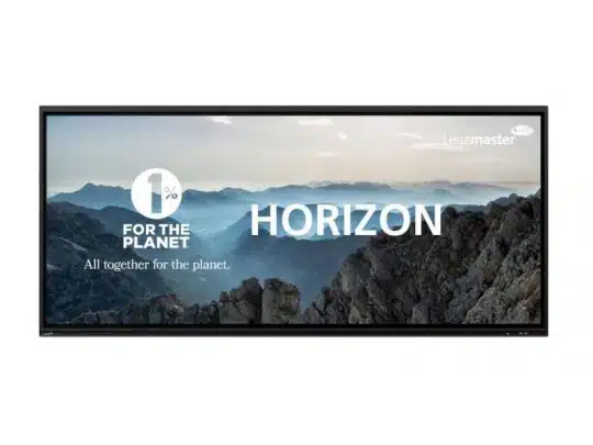 Das 92 Zoll Touchdisplay Legamaster Horizon HRZ-9200 (Neuware) zeigt ein gestochen scharfes Bild einer Berglandschaft mit den Schriftzügen "1% FOR THE PLANET", "All together for the planet", "HORIZON" und dem Legamaster Logo - modernes interaktives Display, perfekt für Konferenzräume oder Klassenzimmer, jetzt kaufen.