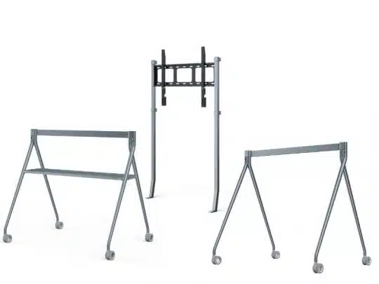 Drei Montagelösungen für das Yealink MeetingBoard 65 Zoll werden nebeneinander auf weißem Hintergrund gezeigt: ein Rollgestell mit Ablage, eine vertikale TV-Halterung und ein schlichtes Gestell. Alle Lösungen sind als Neuware zum Kauf oder zur Miete erhältlich.