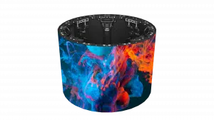 Ein zylindrisches LED-Stabmodul 3,9 mm – Unilumin URMIII 03 MK2 Pro Flex XS – zeigt auf seiner Seite ein leuchtend blaues und orangefarbenes Wirbelmuster, während eine schwarze offene Oberseite den Blick auf ein detailliertes mechanisches Innenleben freigibt.