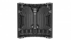 Das Bild zeigt die Rückseite eines LED Wand Moduls 3,9 mm – Unilumin URMIII 03 MK2 Pro Flex XS (Neuware), ein großes rechteckiges LED-Anzeigefeld mit einem stabilen Metallrahmen, Griffen, mehreren Anschlussports und sichtbaren Schrauben auf der strukturierten Oberfläche.