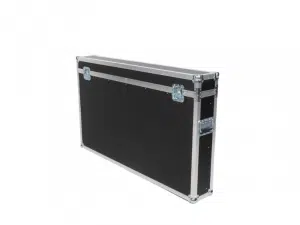 Ein robustes schwarzes Casetec-Flightcase mit Metallverstärkungen und Griff, ideal für den sicheren Transport des Samsung DM40E 40-Zoll-FullHD-Displays (gebraucht).