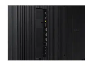 Nahaufnahme des Samsung QM43C 43 Zoll 4K UHD Signage Displays: Rückseite mit mehreren HDMI-, USB- und Audio/Video-Anschlüssen auf schwarzer Oberfläche - perfektes Display zum Mieten für professionelle Digital-Signage-Anwendungen.