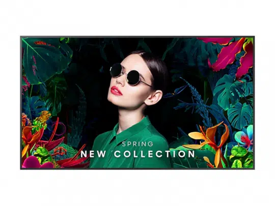 Samsung QM43C 43 Zoll 4K UHD Signage Display mit Werbemotiv - Das Display zeigt eine Frau mit Sonnenbrille und grünem Outfit vor dunklem Hintergrund mit tropischen Blättern. Unten ist der Text "Spring New Collection - jetzt mieten oder kaufen" zu sehen. Ideales Digital-Signage-Display für Werbung und Präsentationen.