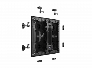 Abgebildet ist ein schwarzes, rechteckiges Unilumin URMIII 03 MK2 Pro 45° XC LED Wand Modul 3,9mm (0,50*0,50m) von hinten, mit vier darum verteilten verstellbaren Montagewinkeln und Schrauben zur Wandmontage.