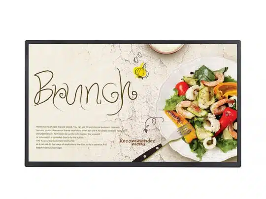 Digitales Menü mit dem Schriftzug "Brunch" in kunstvoller Schrift neben einem Teller Salat mit Garnelen, frischem Blattgrün, Tomaten und Oliven sowie Dressing. Eine Gabel liegt auf dem Teller; daneben befindet sich ein Empfehlungshinweis für das Menü.