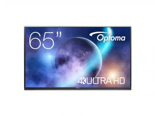 Optoma 65-Zoll 4K Ultra HD Fernseher: Auf dem Bildschirm ist eine farbenfrohe Weltraum-Szene mit einem Planeten und leuchtenden Lichtern zu sehen. Das Display zeigt das Optoma-Logo sowie die Schriftzüge "65" und "4K Ultra HD".