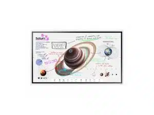 Digitales Whiteboard mit dem Produktnamen "Samsung Flip Pro" zeigt farbenfrohe handschriftliche Notizen und Diagramme zum Vergleich von Saturn und Erde, inklusive Bildern der Planeten, Saturnringen, Unterschieden bei Zusammensetzung sowie wissenschaftlichen Anmerkungen; ideales Tool für interaktiven Unterricht und kreative Präsentationen.