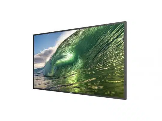 Samsung Crystal UHD 4K Fernseher - Flacher LED-Bildschirm mit schlankem schwarzen Rahmen, seitlich fotografiert vor weißem Hintergrund, zeigt ein gestochen scharfes Bild einer grünen Meereswelle unter blauem Himmel mit Wolken.