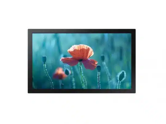 Digitaler Bildschirm zeigt Nahaufnahme einer leuchtend roten Mohnblume (Poppy Flower) mit grünen Stängeln und Knospen vor einem sanften blau-grünen Hintergrund. Das Bild hebt die Details der Blüte und das natürliche Design hervor. Ideal als Wandbild oder Display-Dekoration.