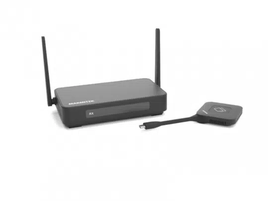 Ein schwarzes drahtloses Empfängergerät mit zwei Antennen, beschriftet mit Marantek und RX, befindet sich neben einem kleinen, flachen Adapter mit kurzem Kabel und USB-C-Anschluss, beide auf weißem Hintergrund.
