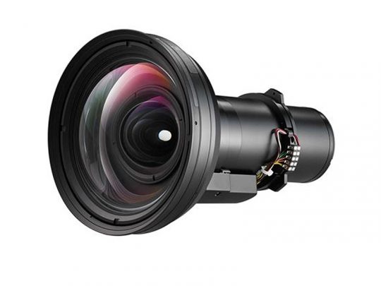 Professionelles Kameraobjektiv mit sichtbaren Glaselementen und detaillierter Verkabelung, präsentiert vor weißem Hintergrund - ideal für hochwertige Fotografie und Videoaufnahmen.