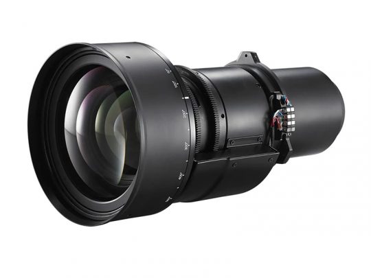 Professionelles Teleobjektiv für Kameras, mit mehreren Glaselementen, Einstellringen und elektronischen Kontakten, auf weißem Hintergrund fotografiert. Ideal für Natur-, Sport- und Tierfotografie - detailreiches High-End-Kameraobjektiv mit langer Brennweite.