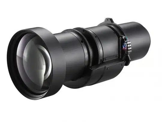 Schwarzes Teleobjektiv für Kameras, großformatig mit mehreren Einstellringen und mechanischen Komponenten, vor weißem Hintergrund. Das Objektiv eignet sich ideal für professionelle Fotografie aus großer Entfernung.