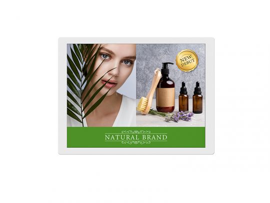 Frau teilweise hinter einem grünen Blatt versteckt neben Naturkosmetik-Produkten wie Flaschen, Pinsel und Lavendel; Goldabzeichen mit "New Debut" und Banner "Natural Brand" auf grünem Hintergrund - natürliches Hautpflege-Set.