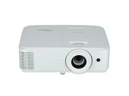 Weißer Optoma Beamer, frontal aufgenommen. Sichtbar sind das große Objektiv auf der rechten Seite und mehrere Belüftungsschlitze links daneben. Auf der Oberseite befinden sich Bedientasten und das Optoma-Logo. Moderner Projektor für Heimkino oder Büro.