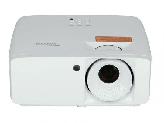 Weißer Optoma Beamer, frontal fotografiert, mit sichtbarem Objektiv, Bedienknöpfen auf der Oberseite und einem Etikett neben der Linse.