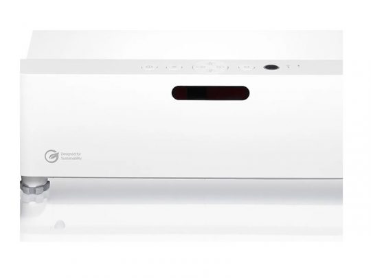 Weißes, modernes Elektronikgerät mit abgerundeten Kanten und minimalen Bedienelementen auf der Oberseite. Auf der Vorderseite unten links befindet sich ein kleines Logo mit dem Text "Designed for Sustainability". Das Gerät besticht durch sein elegantes, minimalistisches Design. SEO-Tipp: Wenn dir der Produktname bekannt ist (z.B. "HP Envy Inspire 7200 Drucker"), ersetze die allgemeine Bezeichnung durch den spezifischen Produktnamen für bessere Auffindbarkeit. Beispiel: Alt-Text: Der HP Envy Inspire 7200 ist ein weißer Multifunktionsdrucker mit abgerundeten Kanten, wenigen Tasten auf der Oberseite und einem Nachhaltigkeitslogo vorne links - modernes, minimalistisches Design.