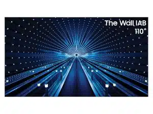 Produktbild des Samsung The Wall IAB 110: Futuristische Grafik mit blauen Lichtstrahlen, die sich zu einem zentralen Punkt bündeln und einen Tunneleffekt erzeugen. In der rechten oberen Ecke steht weißer Text "The Wall IAB 110" auf schwarzem Hintergrund.