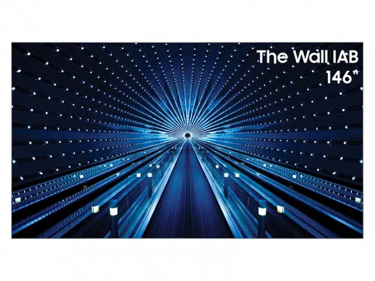 Digitales Display mit dem Produktnamen "The Wall IAB 146", das einen Tunnel aus blauen und weißen LED-Lichtern zeigt, die sich in der Mitte zu einem leuchtenden Punkt vereinen. In der rechten oberen Ecke steht der Text "The Wall IAB 146".