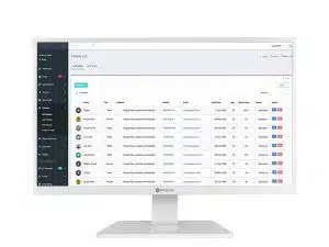 Computerbildschirm mit geöffneter medizinischer Dashboard-Software "Patient Manager"; auf dem Monitor ist eine Patientenliste als Tabelle zu sehen, die Namen, Patientennummern, Kontaktdaten, Termindaten und Aktionsmöglichkeiten anzeigt. Links im Bild sind Navigationsmenüs für verschiedene Funktionen der Praxissoftware sichtbar.