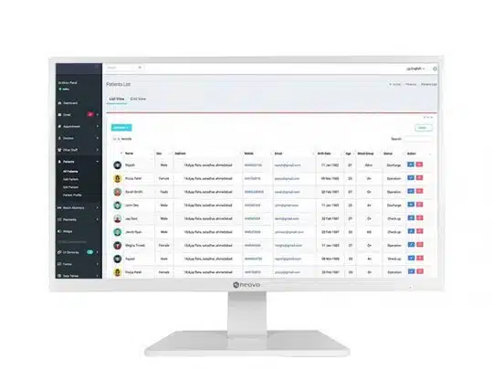 Computerbildschirm mit geöffneter medizinischer Dashboard-Software "Patient Manager"; auf dem Monitor ist eine Patientenliste als Tabelle zu sehen, die Namen, Patientennummern, Kontaktdaten, Termindaten und Aktionsmöglichkeiten anzeigt. Links im Bild sind Navigationsmenüs für verschiedene Funktionen der Praxissoftware sichtbar.