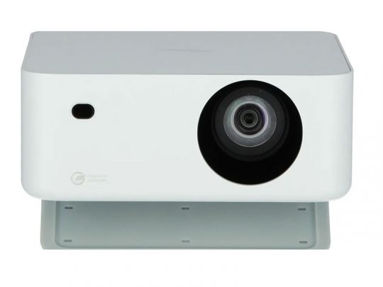 Weißer Beamer, Modellname unbekannt, mit großem Objektiv auf der rechten Seite und kleinem Sensor oder Knopf links, steht auf flacher weißer Oberfläche vor schlichtem weißem Hintergrund. Perfekt für Heimkino oder Präsentationen.