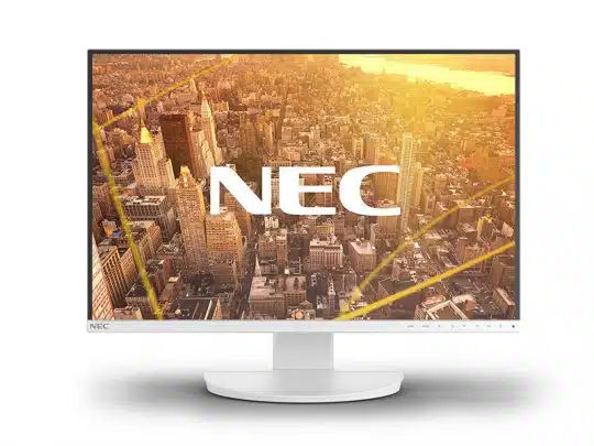 NEC Computer Monitor mit weißem Rahmen und rundem Standfuß; auf dem Bildschirm ist eine Luftaufnahme einer Stadt im Sonnenuntergang zu sehen, das NEC-Logo erscheint gut sichtbar in der Bildmitte.