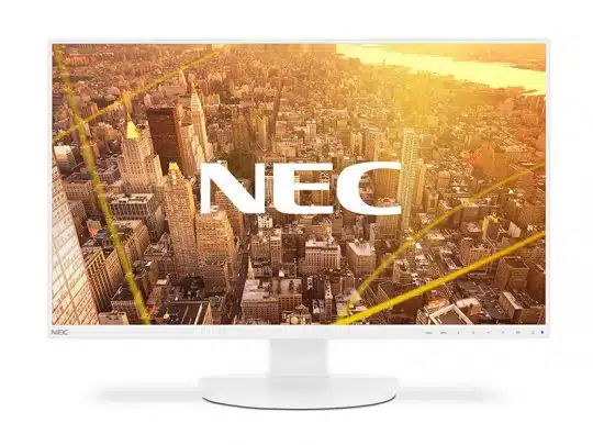 NEC Computer-Monitor mit weißem Rahmen und rundem weißen Standfuß, auf dem Bildschirm ist eine Luftaufnahme einer Stadt bei Sonnenuntergang zu sehen, darüber liegt das NEC-Logo.