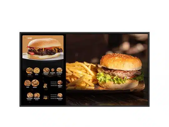 Digitales Menü mit verschiedenen Burger-Auswahlmöglichkeiten auf der linken Seite; rechts im Bild ein saftiger Hamburger mit frischem Salat und Tomaten ("Classic Beef Burger") neben einer Portion knuspriger Pommes Frites, appetitlich angerichtet auf einem weißen Teller.