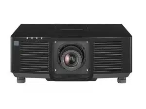 Schwarzer Panasonic Projektor mit zentralem Objektiv, horizontalen Belüftungsgittern und vier verstellbaren Standfüßen, präsentiert vor weißem Hintergrund.