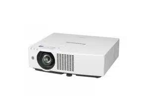 Weißer Panasonic Beamer mit großer Linse vorne links, Lüftungsgittern an Vorder- und Seite sowie Bedienknöpfen auf der Oberseite; das Gerät steht auf weißem Hintergrund.