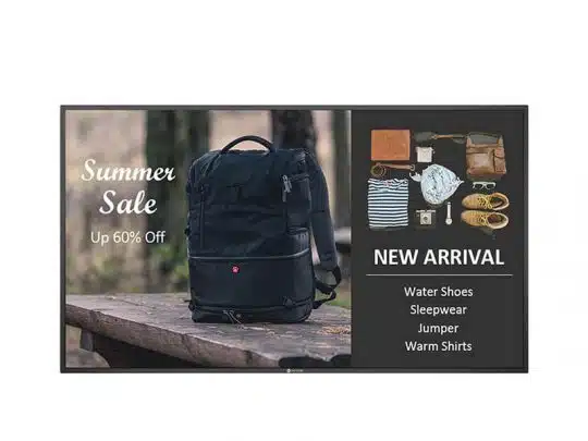 Digitaler Bildschirm mit Sommer-Sale-Werbung; darauf ein schwarzer Rucksack auf einer Bank und eine Liste neuer Produkte wie Wasserschuhe, Schlafanzug, Pullover und warme Hemden. Schriftzug: Bis zu 60 % Rabatt.