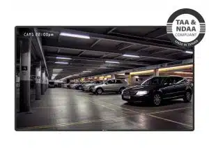 Bildschirm zeigt Sicherheitskamera-Aufnahmen eines gut beleuchteten, überdachten Parkhauses mit geparkten Autos; im oberen rechten Eck ein Badge mit der Aufschrift "TAA & NDAA konform, hergestellt in Taiwan". Das Bild präsentiert die Videoüberwachungslösung für Parkhäuser.