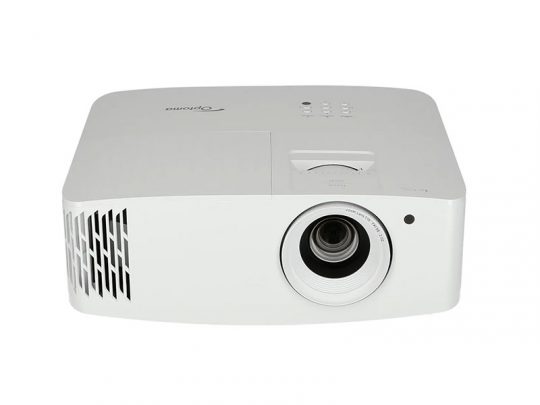 Optoma Beamer: Weißer Projektor mit seitlichen Lüftungsgittern, großer Linse vorne rechts und Bedienknöpfen auf der Oberseite - ideal für Heimkino und Präsentationen.