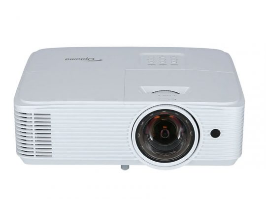 Optoma Beamer in Weiß mit großem zentrierten Objektiv, seitlichen Lüftungsschlitzen und Bedientasten auf der Oberseite, vor neutralem Hintergrund - moderner Full-HD-Projektor für Heimkino und Präsentationen.