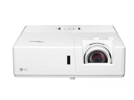 Weißer Optoma Beamer, Frontalansicht mit großem Objektiv rechts und Bedientasten auf der Oberseite. Das schlichte Design eignet sich ideal für Heimkino oder Büroanwendungen.