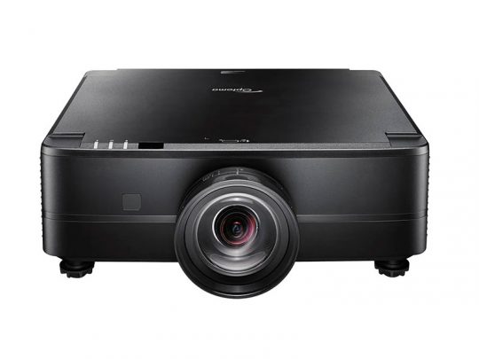 Schwarzer Optoma Beamer, frontal abgebildet, mit großer zentraler Linse und leicht nach oben gerichtetem Winkel; das Gehäuse wirkt modern und minimalistisch.