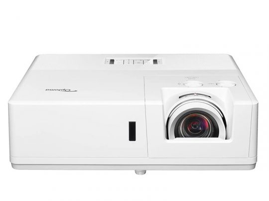 Weißer Optoma Beamer mit großer Linse rechts und Bedientasten oben, vor weißem Hintergrund. Das schlichte Design des Projektors eignet sich ideal für Heimkino oder Präsentationen.