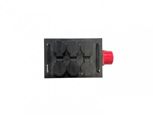 6x Schuko mieten: Schwarze Strom-Unterverteilung 16A CEE-Rot, sechs Schuko-Steckdosen mit Abdeckung, roter Stecker rechts.